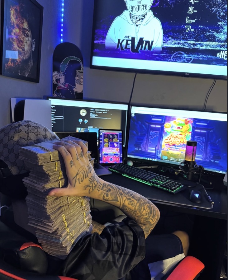 Ambiente privado com setup e maços de dinheiro